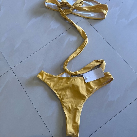 Yellow One-Shoulder Cutout Swimsuit. Size L - Picture 6 of 15